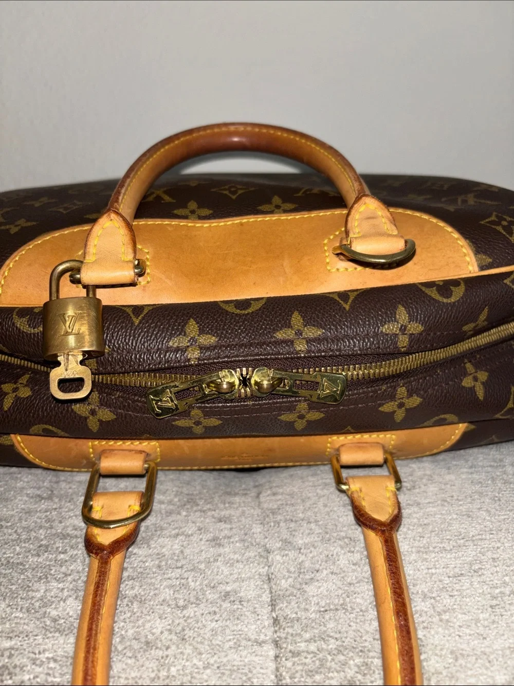 Louis Vuitton Deauville Monogram Canvas Duffel with Tan Trim w/ Lock & Key 323